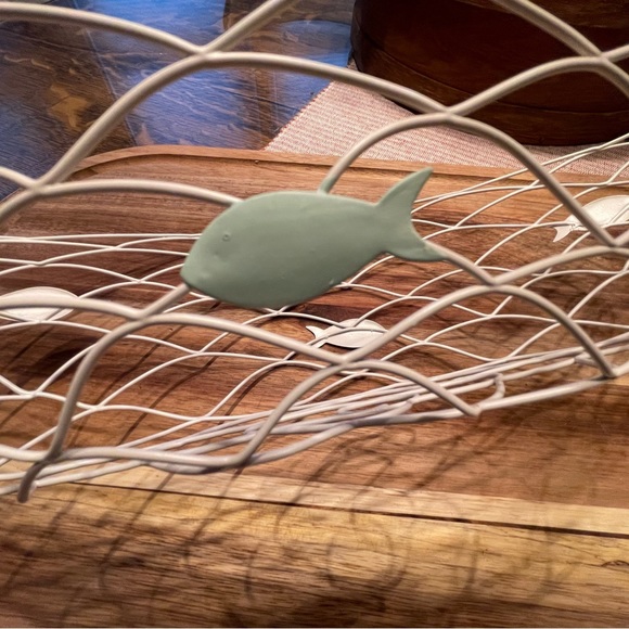(2) Nautical Ivory Wire Boat Shaped Baskets (3) Metal Colored Fish on each side - Picture 4 of 10